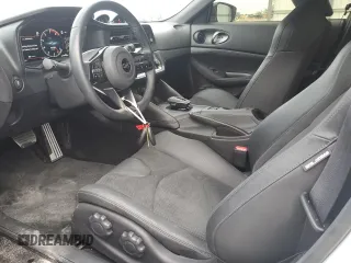2023 Nissan Z Performance z VIN JN1BZ4BH3PM310951, wystawiony jako Copart lot #79760904 z przebiegiem 9 210 mil mil oraz Nie do naprawy • Non repairable. Historia ofert i sprzedaży dostępna na DreamBid. Obrazek 8.