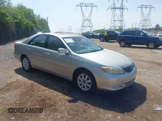 2002 Toyota Camry XLE z VIN 4T1BF30K02U537047, wystawiony jako IAAI lot #42178071 z przebiegiem 153 922 mil mil oraz . Historia ofert i sprzedaży dostępna na DreamBid. Obrazek 1.