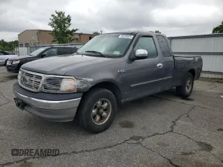 2002 Ford F-150 XL z VIN 1FTRX17202NA04247, wystawiony jako Copart lot #58250605 z przebiegiem 279 432 mil mil oraz Czysty tytuł • Clean title. Historia ofert i sprzedaży dostępna na DreamBid. Obrazek 1.