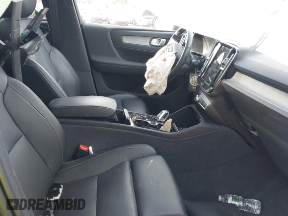 2024 Volvo XC40 Plus Dark Theme with VIN YV4L12UL8R2270960, listed as a IAAI auction lot 41642556 with 5,909 mi miles and . Bid and sale history available at DreamBid. Image 5.