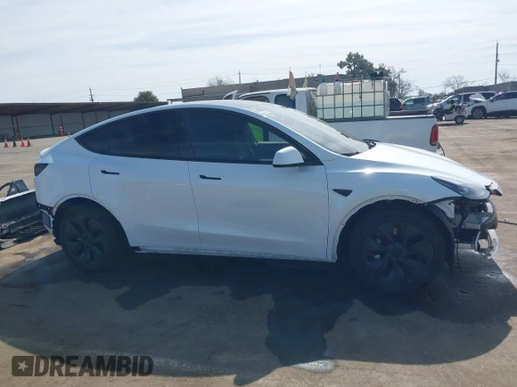 2024 Tesla Model Y Long Range with VIN 7SAYGDEE8RF161370, listed as a IAAI auction lot 41692706 with 11,490 mi miles. Bid and sale history available at carsss.com. Image 14.
