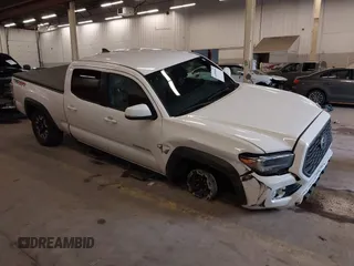 2023 Toyota Tacoma SR5 z VIN 3TMDZ5BN6PM155155, wystawiony jako IAAI lot #41858404 z przebiegiem 27 596 mil mil oraz . Historia ofert i sprzedaży dostępna na DreamBid. Obrazek 1.