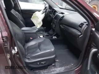 2013 Kia Sorento EX z VIN 5XYKUDA29DG313777, wystawiony jako IAAI lot #41574912 z przebiegiem 120 003 mil mil oraz . Historia ofert i sprzedaży dostępna na DreamBid. Obrazek 5.