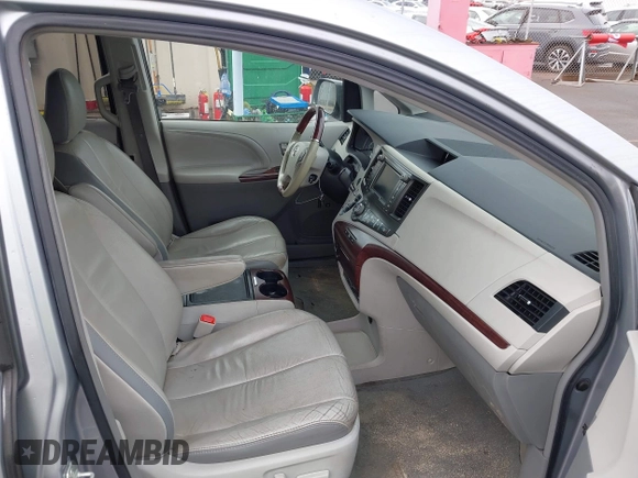 2012 Toyota Sienna XLE AAS z VIN 5TDYK3DC1CS192310, wystawiony jako IAAI lot #41379303 z przebiegiem 119 524 mil mil oraz . Historia ofert i sprzedaży dostępna na DreamBid. Obrazek 5.