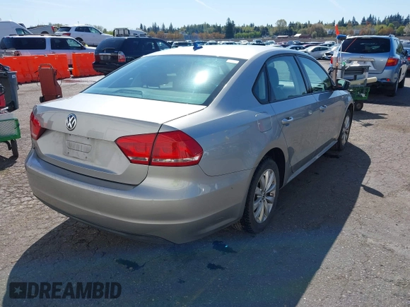 2014 Volkswagen Passat Wolfsburg Edition z VIN 1VWAT7A38EC075514, wystawiony jako IAAI lot #42032834 z przebiegiem 141 015 mil mil oraz . Historia ofert i sprzedaży dostępna na DreamBid. Obrazek 4.