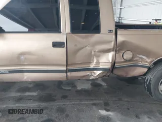 1995 GMC Sierra 1500 z VIN 2GTEK19K1S1535176, wystawiony jako IAAI lot #42243366 z przebiegiem 220 755 mil mil oraz . Historia ofert i sprzedaży dostępna na DreamBid. Obrazek 6.
