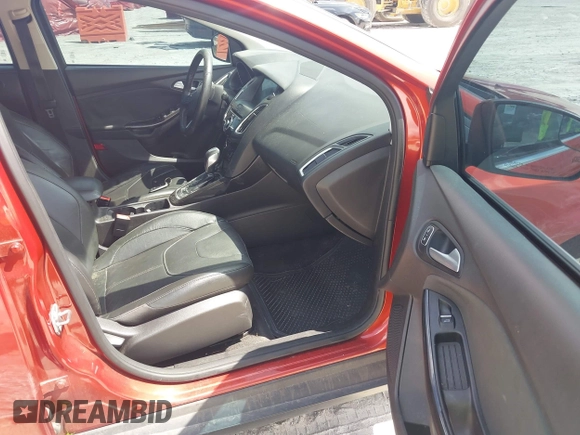 2018 Ford Focus Titanium z VIN 1FADP3J23JL295888, wystawiony jako IAAI lot #42524088 z przebiegiem 108 812 mil mil oraz . Historia ofert i sprzedaży dostępna na DreamBid. Obrazek 5.