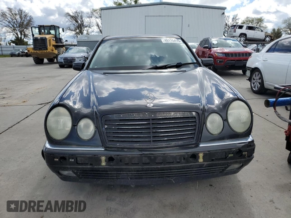 1999 Mercedes-Benz E 320 z VIN WDBJF65H6XA858046, wystawiony jako Copart lot #49115495 z przebiegiem Nie podano mil oraz Czysty tytuł • Clean title. Historia ofert i sprzedaży dostępna na DreamBid. Obrazek 5.