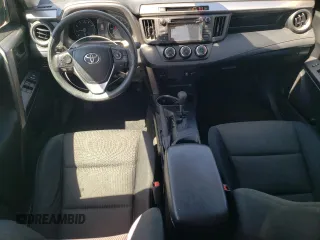 2017 Toyota RAV4 LE z VIN JTMBFREV0HJ703801, wystawiony jako Copart lot #60272025 z przebiegiem 73 370 mil mil oraz Szkoda całkowita • Salvage title. Historia ofert i sprzedaży dostępna na DreamBid. Obrazek 8.