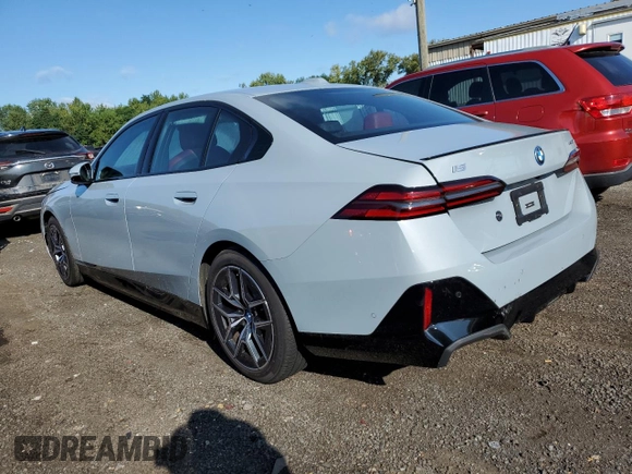 2024 BMW i5 eDrive40 z VIN WBY33FK02RCR43716, wystawiony jako Copart lot #68262434 z przebiegiem Nie podano mil oraz Szkoda całkowita • Salvage title. Historia ofert i sprzedaży dostępna na DreamBid. Obrazek 2.