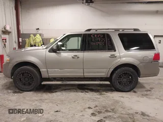 2008 Lincoln Navigator z VIN 5LMFU28568LJ00925, wystawiony jako IAAI lot #41641088 z przebiegiem 214 476 mil mil oraz . Historia ofert i sprzedaży dostępna na DreamBid. Obrazek 14.