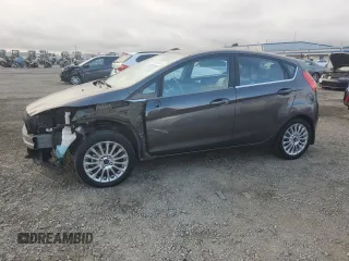 2015 Ford Fiesta Titanium z VIN 3FADP4FJ8FM151359, wystawiony jako Copart lot #86641684 z przebiegiem 59 303 mil mil oraz Szkoda całkowita • Salvage title. Historia ofert i sprzedaży dostępna na DreamBid. Obrazek 1.