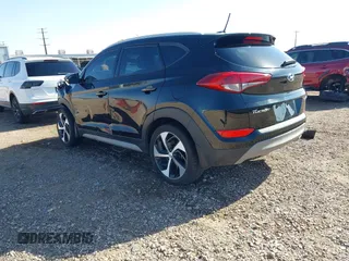 2017 Hyundai Tucson Sport z VIN KM8J33A23HU490270, wystawiony jako IAAI lot #42042967 z przebiegiem 121 660 mil mil oraz . Historia ofert i sprzedaży dostępna na DreamBid. Obrazek 3.