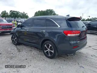 2017 Kia Sorento EX z VIN 5XYPH4A50HG236629, wystawiony jako IAAI lot #42381772 z przebiegiem 103 868 mil mil oraz . Historia ofert i sprzedaży dostępna na DreamBid. Obrazek 3.