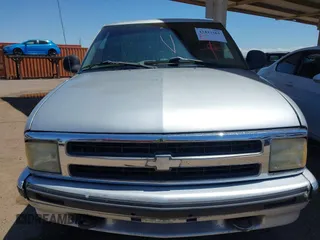 1997 Chevrolet Blazer LS z VIN 1GNDT13W0V2186110, wystawiony jako IAAI lot #42422561 z przebiegiem 233 189 mil mil oraz . Historia ofert i sprzedaży dostępna na DreamBid. Obrazek 6.