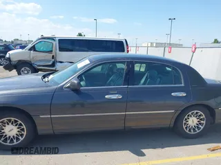 2000 Lincoln Town Car Signature z VIN 1LNHM82W0YY914457, wystawiony jako IAAI lot #42465439 z przebiegiem 237 145 mil mil oraz . Historia ofert i sprzedaży dostępna na DreamBid. Obrazek 6.