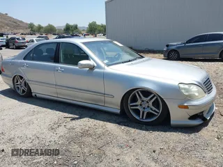 2006 Mercedes-Benz S 500 z VIN WDBNG75J06A467576, wystawiony jako IAAI lot #42217500 z przebiegiem 161 529 mil mil oraz . Historia ofert i sprzedaży dostępna na DreamBid. Obrazek 1.