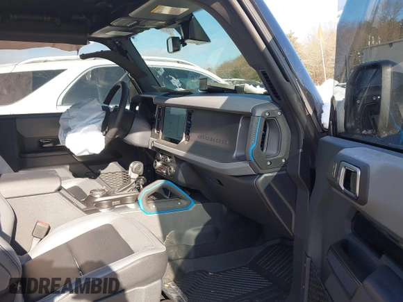 2024 Ford Bronco z VIN 1FMDE1AP3RLA66439, wystawiony jako IAAI lot #41071999 z przebiegiem 3 055 mil mil oraz . Historia ofert i sprzedaży dostępna na DreamBid. Obrazek 5.