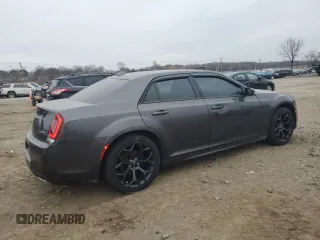 2019 Chrysler 300 S z VIN 2C3CCABG8KH594943, wystawiony jako Copart lot #49223225 z przebiegiem 60 893 mil mil oraz Szkody całkowita. Historia ofert i sprzedaży dostępna na DreamBid. Obrazek 3.