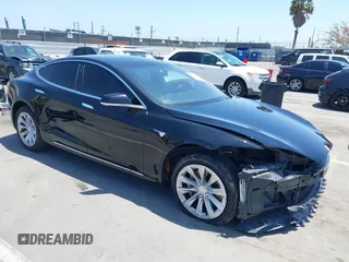 2017 Tesla Model S 60 z VIN 5YJSA1E17HF232699, wystawiony jako IAAI lot #42327539 z przebiegiem 113 923 mil mil oraz . Historia ofert i sprzedaży dostępna na DreamBid. Obrazek 1.