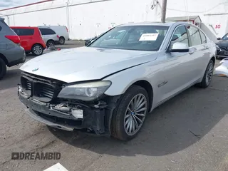 2011 BMW 7 Series 740i z VIN WBAKA4C53BC612440, wystawiony jako IAAI lot #42003297 z przebiegiem 130 655 mil mil oraz . Historia ofert i sprzedaży dostępna na DreamBid. Obrazek 2.