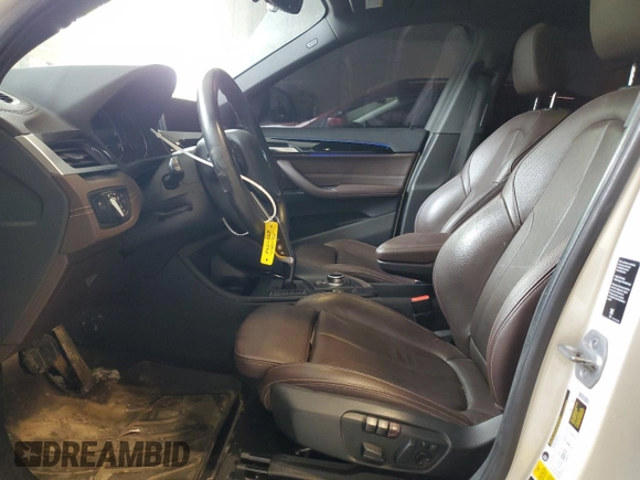 2020 BMW X1 xDrive28i z VIN WBXJG9C00L5P42487, wystawiony jako Copart lot #59669325 z przebiegiem 88 402 mil mil oraz Szkoda całkowita • Salvage title. Historia ofert i sprzedaży dostępna na DreamBid. Obrazek 7.
