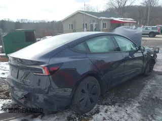 2025 Tesla Model 3 Long Range z VIN 5YJ3E1EB5SF880681, wystawiony jako IAAI lot #41429855 z przebiegiem 747 mil mil oraz . Historia ofert i sprzedaży dostępna na DreamBid. Obrazek 4.