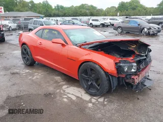 2013 Chevrolet Camaro LS z VIN 2G1FE1E32D9157246, wystawiony jako IAAI lot #42312892 z przebiegiem 153 459 mil mil oraz . Historia ofert i sprzedaży dostępna na DreamBid. Obrazek 1.