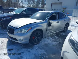 2013 Infiniti M z VIN JN1BY1AR6DM602407, wystawiony jako IAAI lot #41617455 z przebiegiem 99 195 mil mil oraz . Historia ofert i sprzedaży dostępna na DreamBid. Obrazek 2.