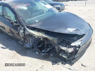 2024 Tesla Model 3 z VIN 5YJ3E1EA5RF843972, wystawiony jako IAAI lot #41873089 z przebiegiem 9 788 mil mil oraz . Historia ofert i sprzedaży dostępna na DreamBid. Obrazek 6.