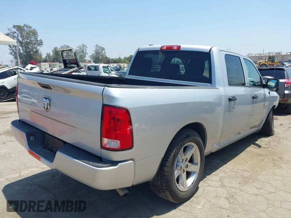 2015 Ram 1500 Express z VIN 1C6RR6KGXFS605044, wystawiony jako IAAI lot #42476988 z przebiegiem 100 498 mil mil oraz . Historia ofert i sprzedaży dostępna na DreamBid. Obrazek 4.