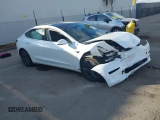 2019 Tesla Model 3 Mid Range z VIN 5YJ3E1EA2KF412169, wystawiony jako IAAI lot #41529241 z przebiegiem 85 474 mil mil oraz . Historia ofert i sprzedaży dostępna na DreamBid. Obrazek 1.