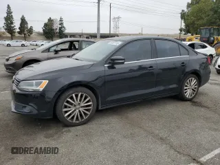 2014 Volkswagen Jetta SEL z VIN 3VWL17AJ8EM440253, wystawiony jako Copart lot #55537115 z przebiegiem 143 980 mil mil oraz Czysty tytuł • Clean title. Historia ofert i sprzedaży dostępna na DreamBid. Obrazek 1.