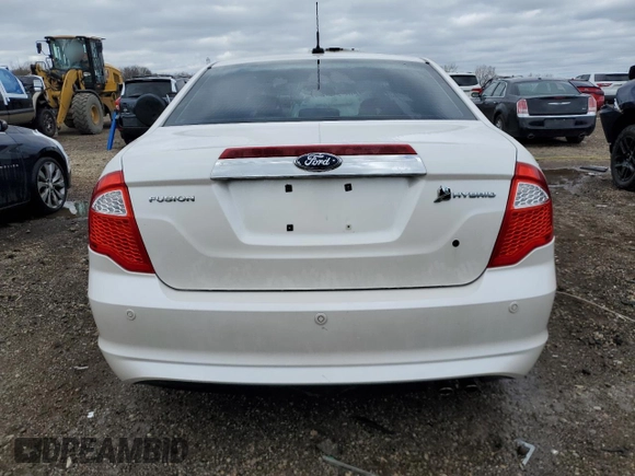 2010 Ford Fusion Hybrid z VIN 3FADP0L38AR170570, wystawiony jako Copart lot #53788455 z przebiegiem 127 407 mil mil oraz Szkoda całkowita • Salvage title. Historia ofert i sprzedaży dostępna na DreamBid. Obrazek 6.