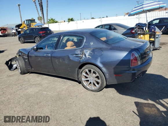 2006 Maserati Quattroporte z VIN ZAMCE39A960023356, wystawiony jako Copart lot #76954384 z przebiegiem 76 185 mil mil oraz Szkody całkowita. Historia ofert i sprzedaży dostępna na DreamBid. Obrazek 2.