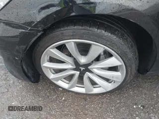 2018 Tesla Model 3 Long Range Battery z VIN 5YJ3E1EB1JF170479, wystawiony jako IAAI lot #42290687 z przebiegiem 69 495 mil mil oraz . Historia ofert i sprzedaży dostępna na DreamBid. Obrazek 12.