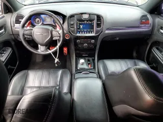 2019 Chrysler 300 S z VIN 2C3CCABG0KH601139, wystawiony jako Copart lot #59039125 z przebiegiem 82 672 mil mil oraz Czysty tytuł • Clean title. Historia ofert i sprzedaży dostępna na DreamBid. Obrazek 8.