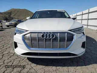 2021 Audi e-tron Prestige z VIN WA1VAAGE8MB040051, wystawiony jako Copart lot #46356155 z przebiegiem 33 501 mil mil oraz Szkody całkowita. Historia ofert i sprzedaży dostępna na DreamBid. Obrazek 5.