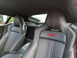 2019 Aston Martin Vantage z VIN SCFSMGAW4KGN01431, wystawiony jako Copart lot #44152995 z przebiegiem 9 949 mil mil oraz Czysty tytuł • Clean title. Historia ofert i sprzedaży dostępna na DreamBid. Obrazek 6.