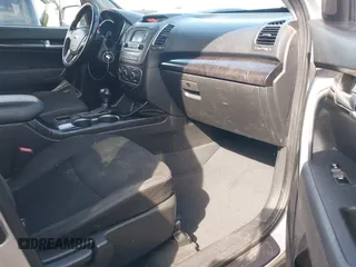 2014 Kia Sorento LX z VIN 5XYKTCA68EG438951, wystawiony jako IAAI lot #41702601 z przebiegiem 186 637 mil mil oraz . Historia ofert i sprzedaży dostępna na DreamBid. Obrazek 5.