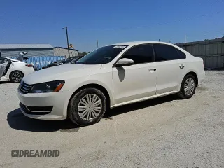 2014 Volkswagen Passat S z VIN 1VWAT7A3XEC092377, wystawiony jako Copart lot #50819465 z przebiegiem 133 119 mil mil oraz Czysty tytuł • Clean title. Historia ofert i sprzedaży dostępna na DreamBid. Obrazek 1.