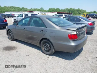 2005 Toyota Camry STD z VIN 4T1BE32K35U528105, wystawiony jako IAAI lot #42395590 z przebiegiem 167 251 mil mil oraz . Historia ofert i sprzedaży dostępna na DreamBid. Obrazek 3.