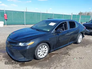 2018 Toyota Camry LE z VIN 4T1B11HK4JU067885, wystawiony jako IAAI lot #41885909 z przebiegiem 122 020 mil mil oraz . Historia ofert i sprzedaży dostępna na DreamBid. Obrazek 2.