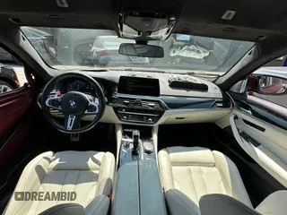 2018 BMW M5 z VIN WBSJF0C55JB283553, wystawiony jako Copart lot #55519235 z przebiegiem 57 128 mil mil oraz Szkody całkowita. Historia ofert i sprzedaży dostępna na DreamBid. Obrazek 9.