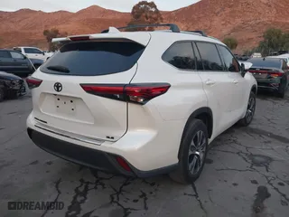 2020 Toyota Highlander XLE with VIN 5TDHZRAH8LS510065, listed as a IAAI auction lot 41252009 with 34,895 mi miles. Bid and sale history available at carsss.com. Image 4.