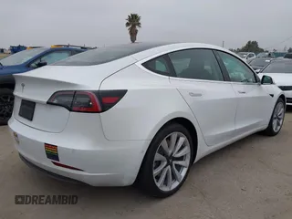 2020 Tesla Model 3 Standard Range Plus z VIN 5YJ3E1EAXLF806438, wystawiony jako IAAI lot #42104964 z przebiegiem 89 065 mil mil oraz . Historia ofert i sprzedaży dostępna na DreamBid. Obrazek 4.