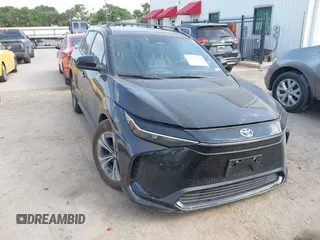 2024 Toyota bZ4X XLE z VIN JTMAAAAA8RA041420, wystawiony jako IAAI lot #42002456 z przebiegiem 23 475 mil mil oraz . Historia ofert i sprzedaży dostępna na DreamBid. Obrazek 1.