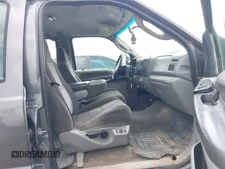 2003 Ford F-250 XL z VIN 1FTNW20L83EB89353, wystawiony jako IAAI lot #42127178 z przebiegiem 257 245 mil mil oraz . Historia ofert i sprzedaży dostępna na DreamBid. Obrazek 5.