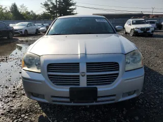 2005 Dodge Magnum RT z VIN 2D4GV58255H677120, wystawiony jako Copart lot #65955544 z przebiegiem 157 671 mil mil oraz Szkoda całkowita • Salvage title. Historia ofert i sprzedaży dostępna na DreamBid. Obrazek 5.