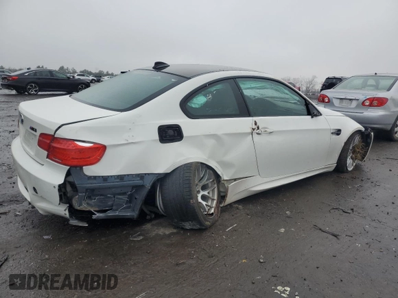 2013 BMW M3 z VIN WBSKG9C54DJ595279, wystawiony jako Copart lot #85358304 z przebiegiem Nie podano mil oraz Szkoda całkowita • Salvage title. Historia ofert i sprzedaży dostępna na DreamBid. Obrazek 3.